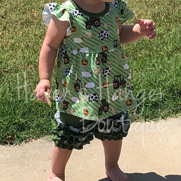 2pc. Baby Girl John Deere Shorts Set - Picture 2 of 6